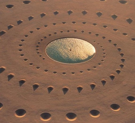 Conheça uma bela formação espiral artística realizada no deserto do Saara