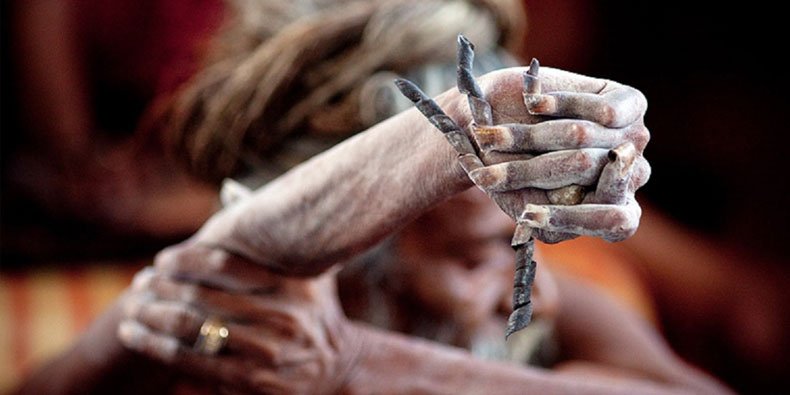 Conheça a história do homem que mantém a mão erguida há mais de 45 anos
