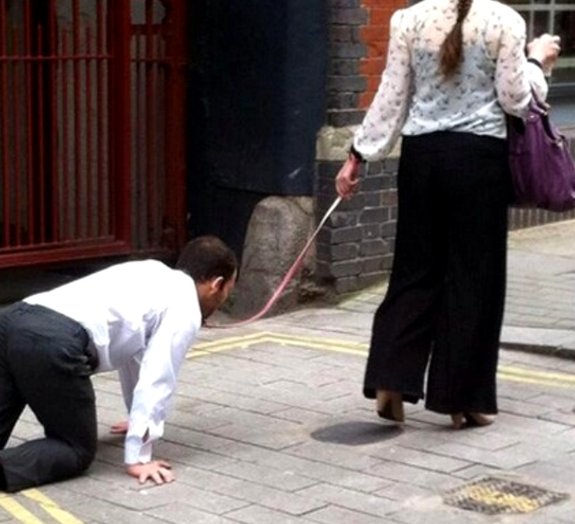 Em Londres, mulher é flagrada conduzindo homem por uma coleira