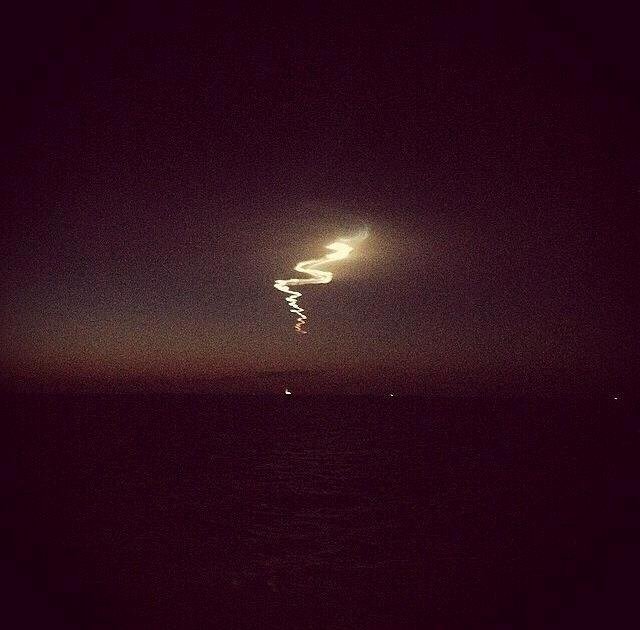 Misterioso OVNI é flagrado no céu do Havaí