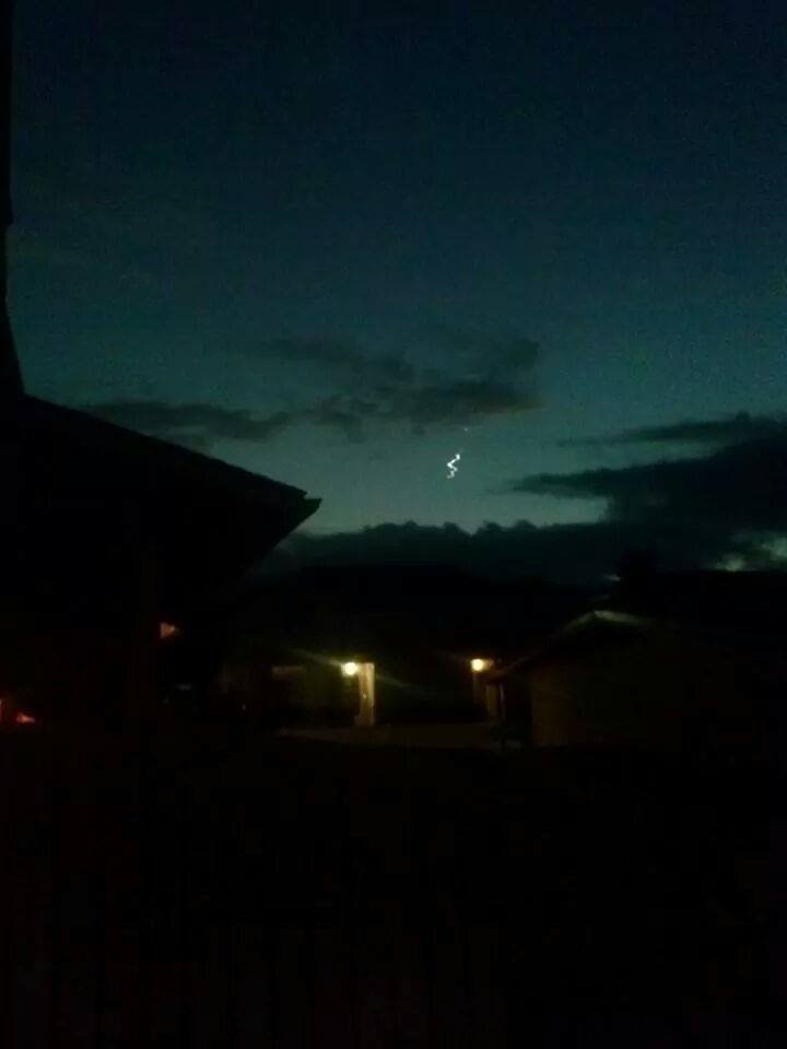 Misterioso OVNI é flagrado no céu do Havaí