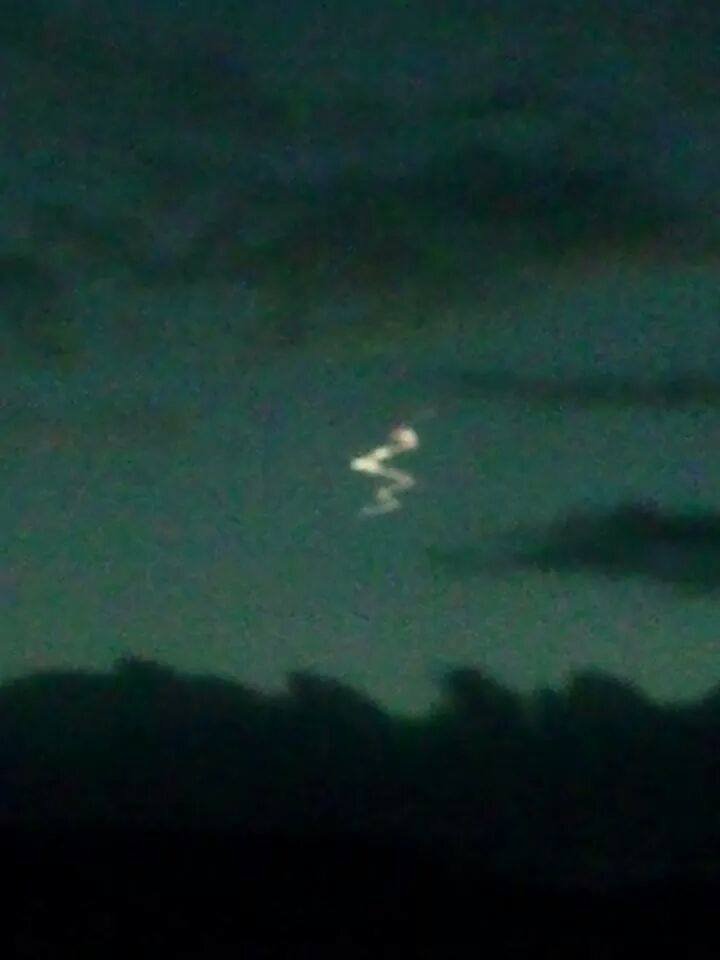 Misterioso OVNI é flagrado no céu do Havaí
