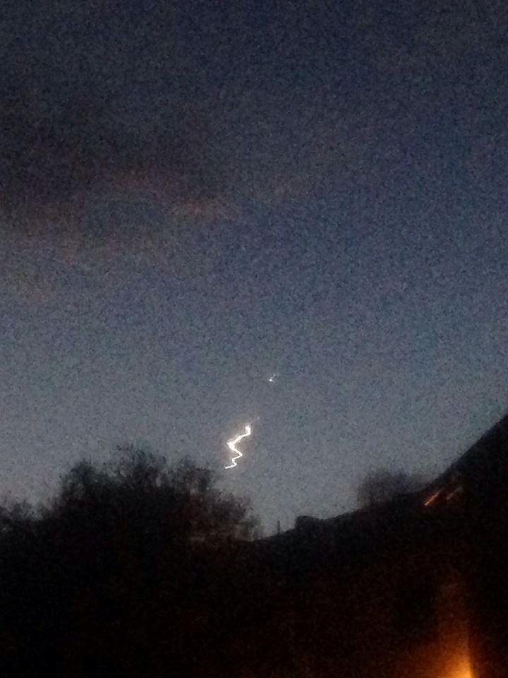 Misterioso OVNI é flagrado no céu do Havaí