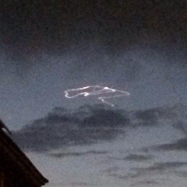 Misterioso OVNI é flagrado no céu do Havaí