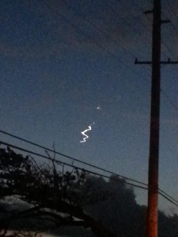 Misterioso OVNI é flagrado no céu do Havaí