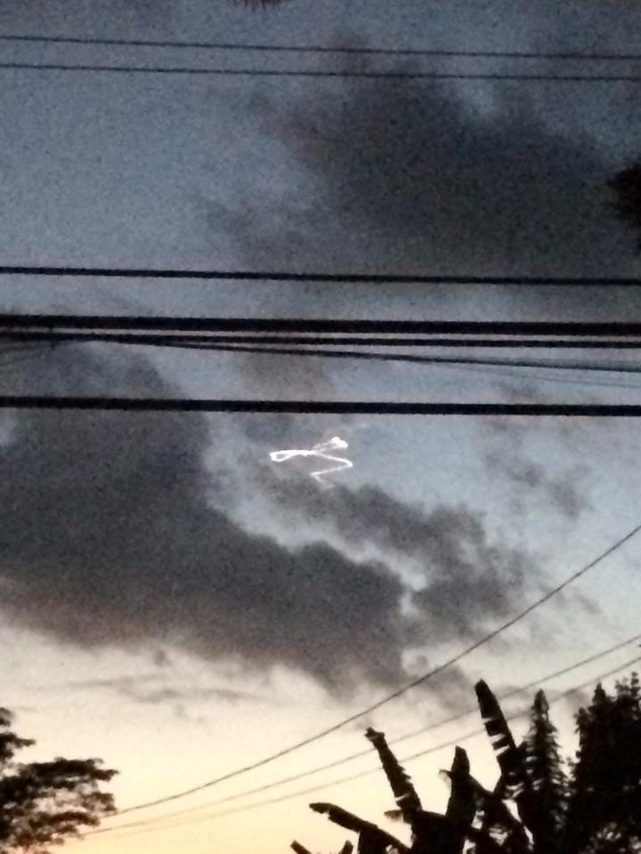 Misterioso OVNI é flagrado no céu do Havaí