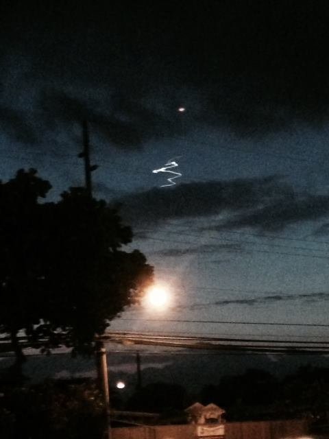 Misterioso OVNI é flagrado no céu do Havaí