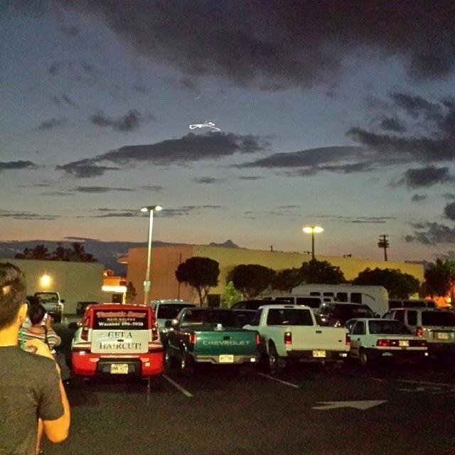 Misterioso OVNI é flagrado no céu do Havaí