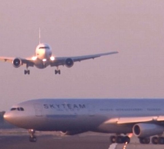 Veja o exato momento em que um avião pousando quase colide em outro [vídeo]