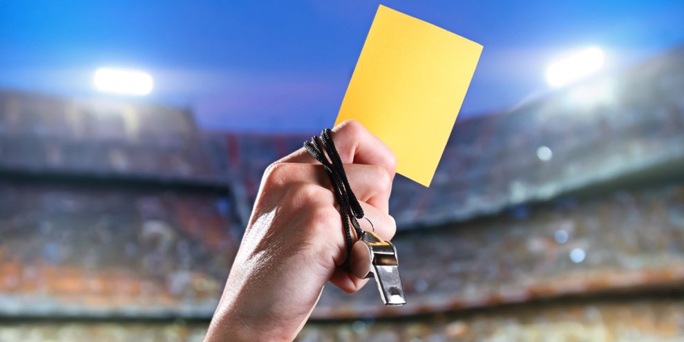 Imagem de Você sabe como surgiu o cartão amarelo usado nos jogos? no site Mega Curioso