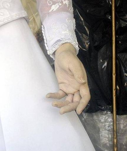 Manequim parece ser a filha morta do dono de uma loja de noivas – será?