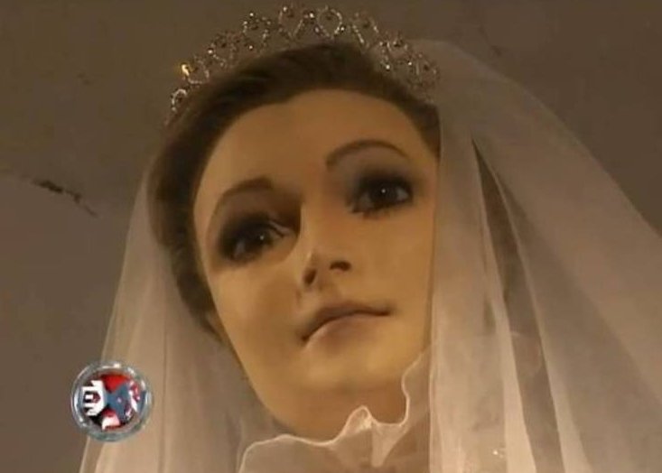 Manequim parece ser a filha morta do dono de uma loja de noivas – será?