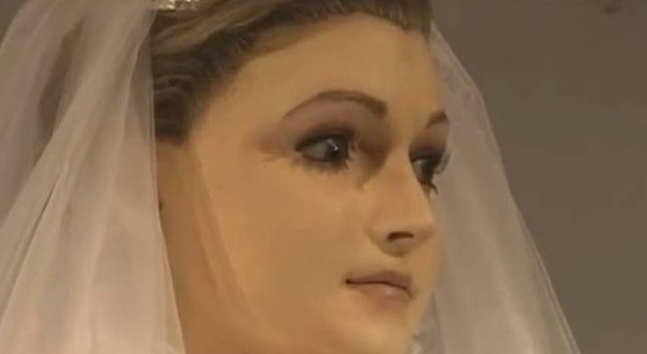 Manequim parece ser a filha morta do dono de uma loja de noivas – será?