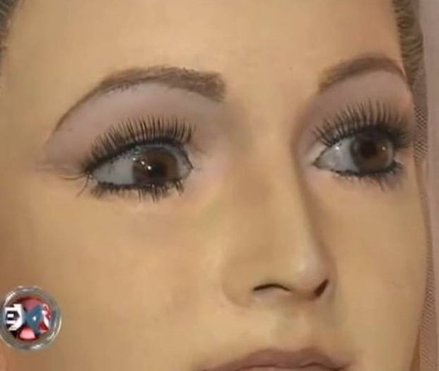Manequim parece ser a filha morta do dono de uma loja de noivas – será?