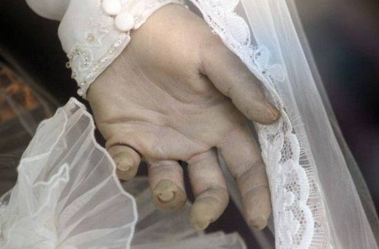 Manequim parece ser a filha morta do dono de uma loja de noivas – será?