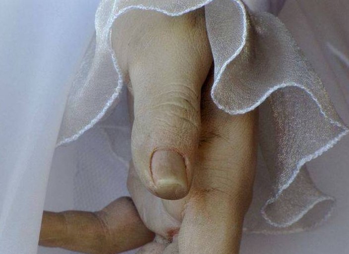 Manequim parece ser a filha morta do dono de uma loja de noivas – será?