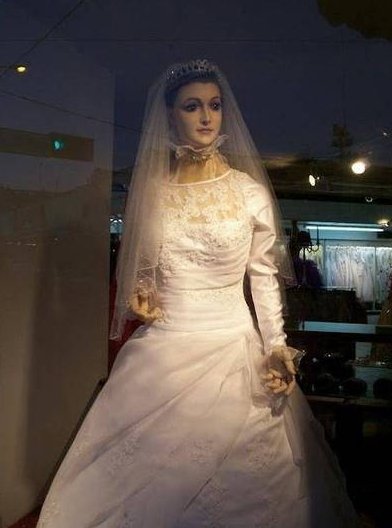 Manequim parece ser a filha morta do dono de uma loja de noivas – será?