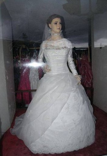 Manequim parece ser a filha morta do dono de uma loja de noivas – será?