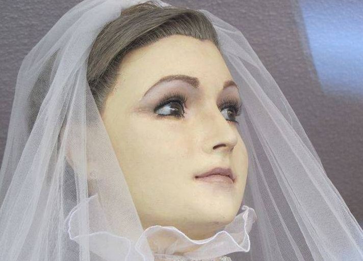 Manequim parece ser a filha morta do dono de uma loja de noivas – será?