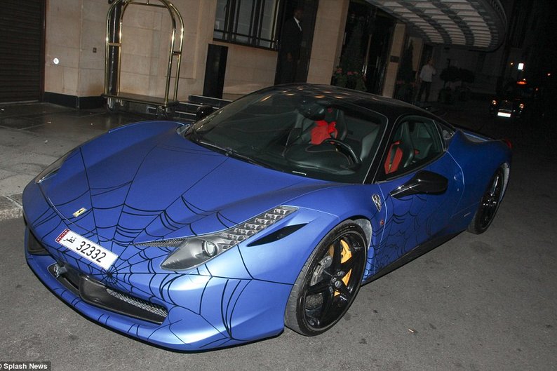 Ferrari 458 Italia customizada de estilo Homem-Aranha e vale cerca de 570 mil reais