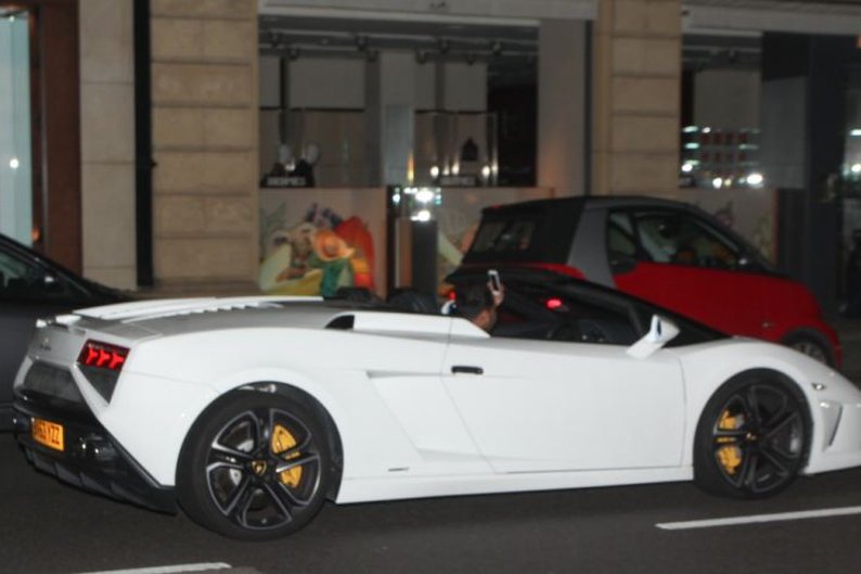 Homem passeia com seu Lamborghini Gallardo Spyder branco pelas ruas de Londres