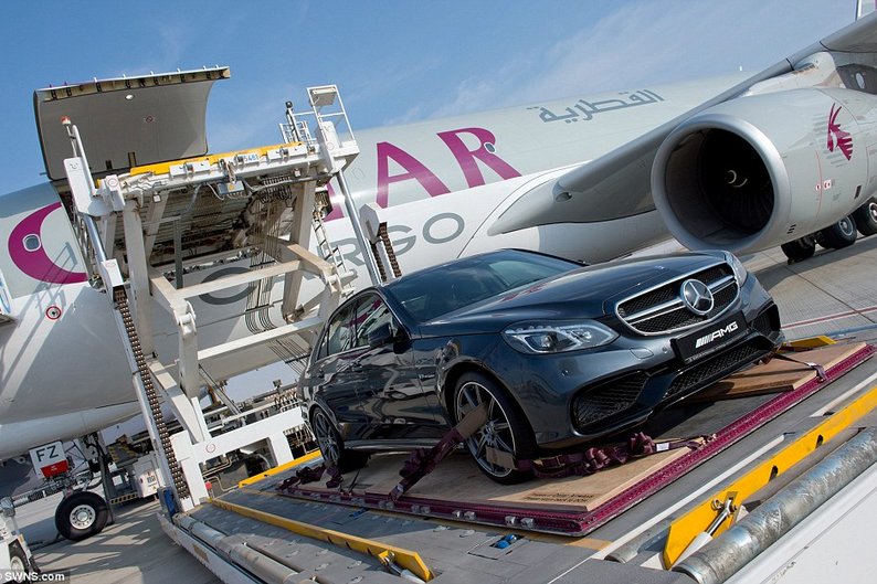Carro é embarcado em um Airbus A330 da Qatar Airways