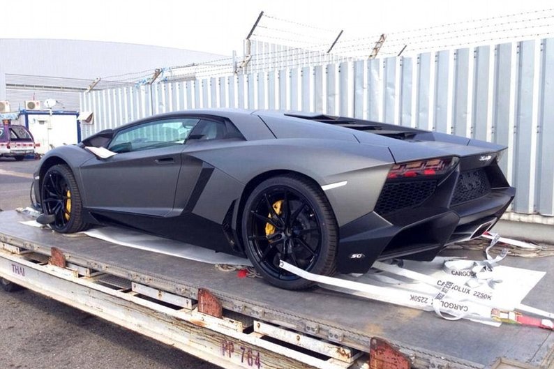 Lamborghini aventador, que vale cerca de 1 milhão de reais, preparando para ser transportado