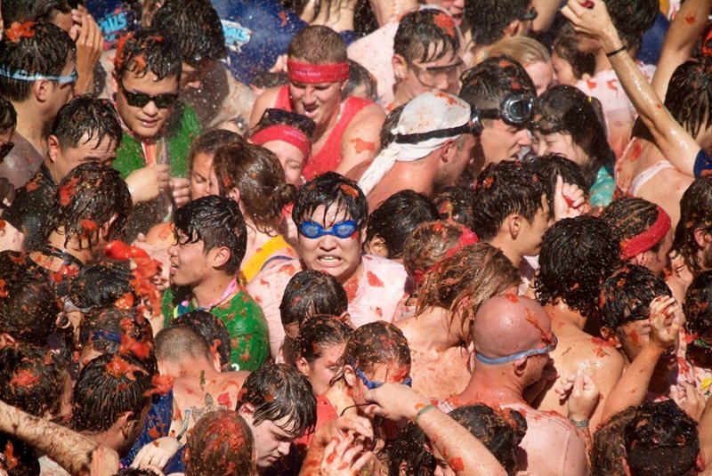 Confira as fotos bizarras da maior batalha de comida do mundo