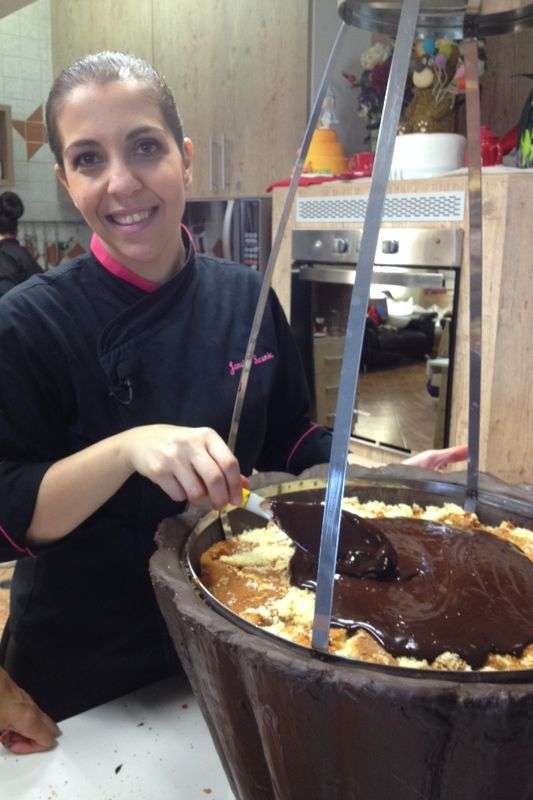 Veja as fotos do cupcake gigante produzido por uma chef brasileira