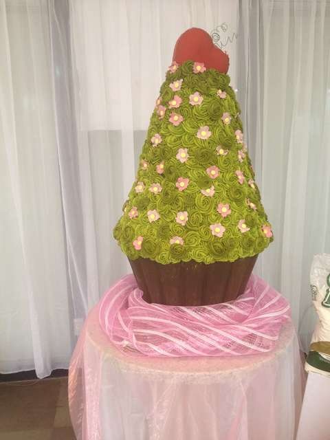 Veja as fotos do cupcake gigante produzido por uma chef brasileira