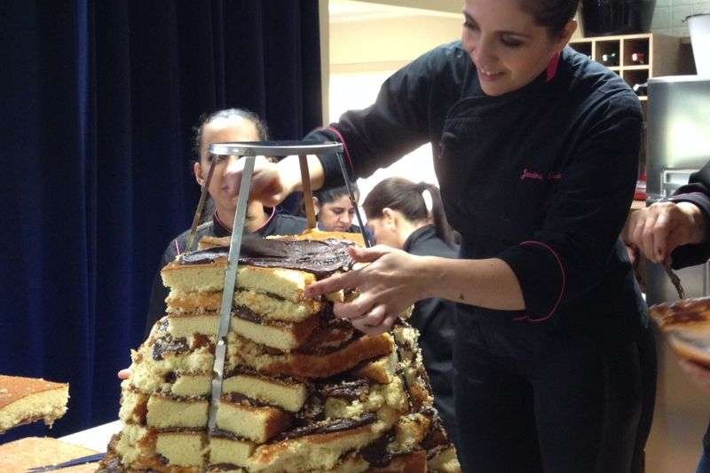 Veja as fotos do cupcake gigante produzido por uma chef brasileira