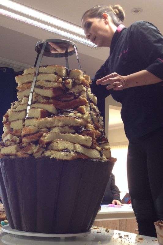 Veja as fotos do cupcake gigante produzido por uma chef brasileira