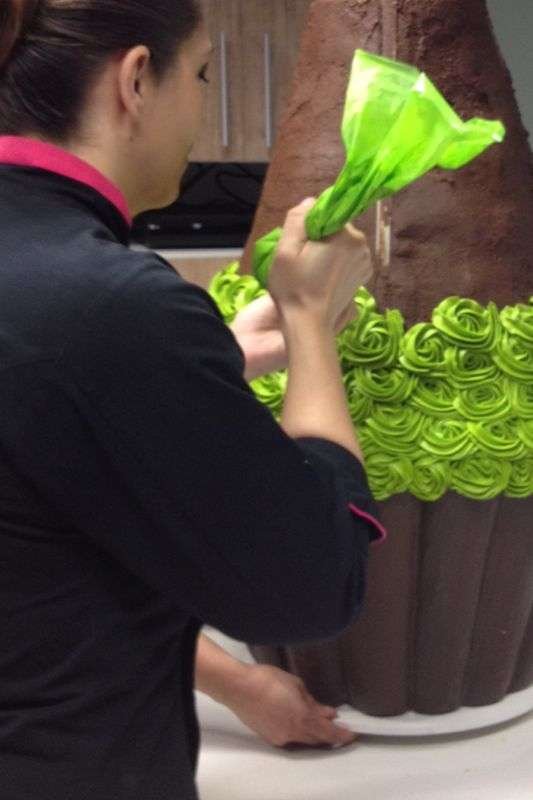 Veja as fotos do cupcake gigante produzido por uma chef brasileira
