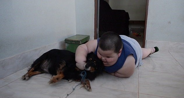 Garoto brasileiro não consegue parar de comer e, aos 3 anos, já pesa 70 kg
