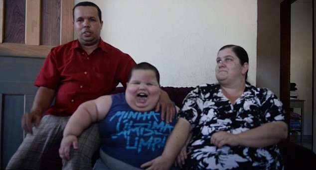 Garoto brasileiro não consegue parar de comer e, aos 3 anos, já pesa 70 kg