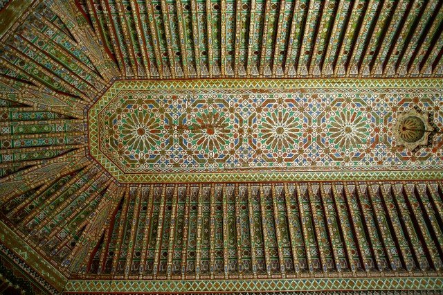 Detalhe do teto no interior do Palácio El Bahia