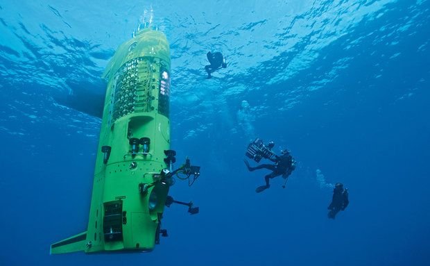 James Cameron oferece submersível com que mergulhou na fossa das