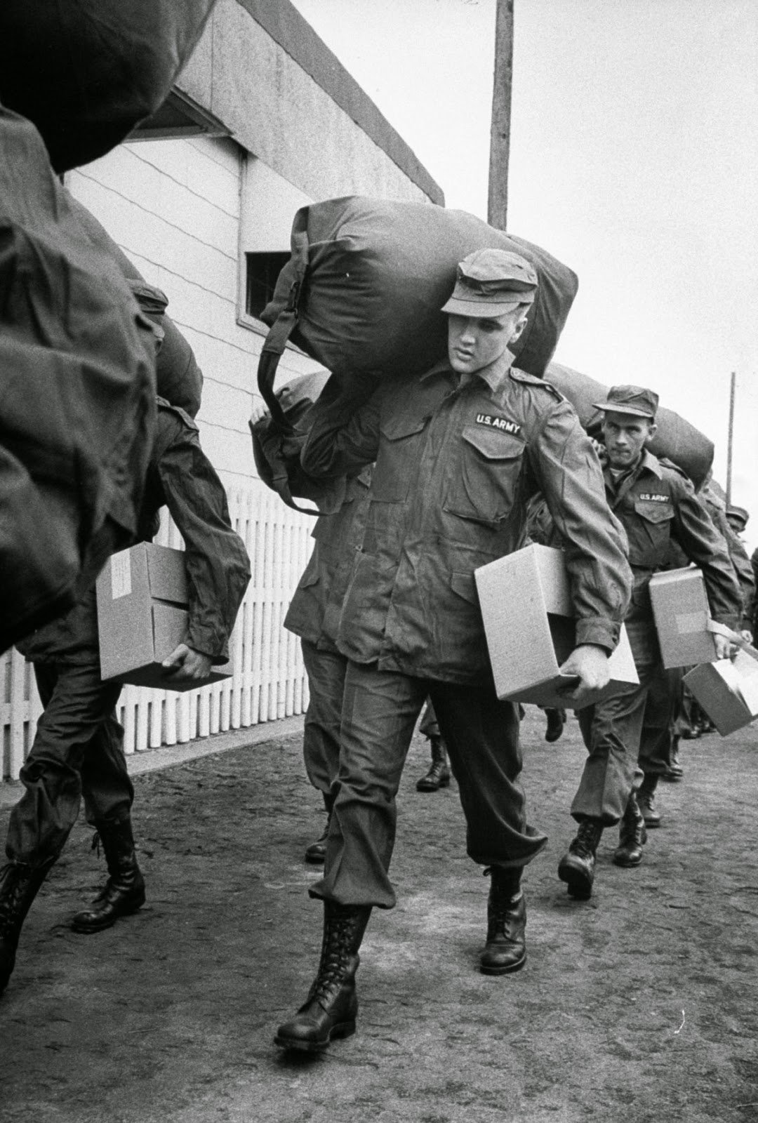 Confira uma seleção de fotos raras de quando Elvis Presley foi soldado