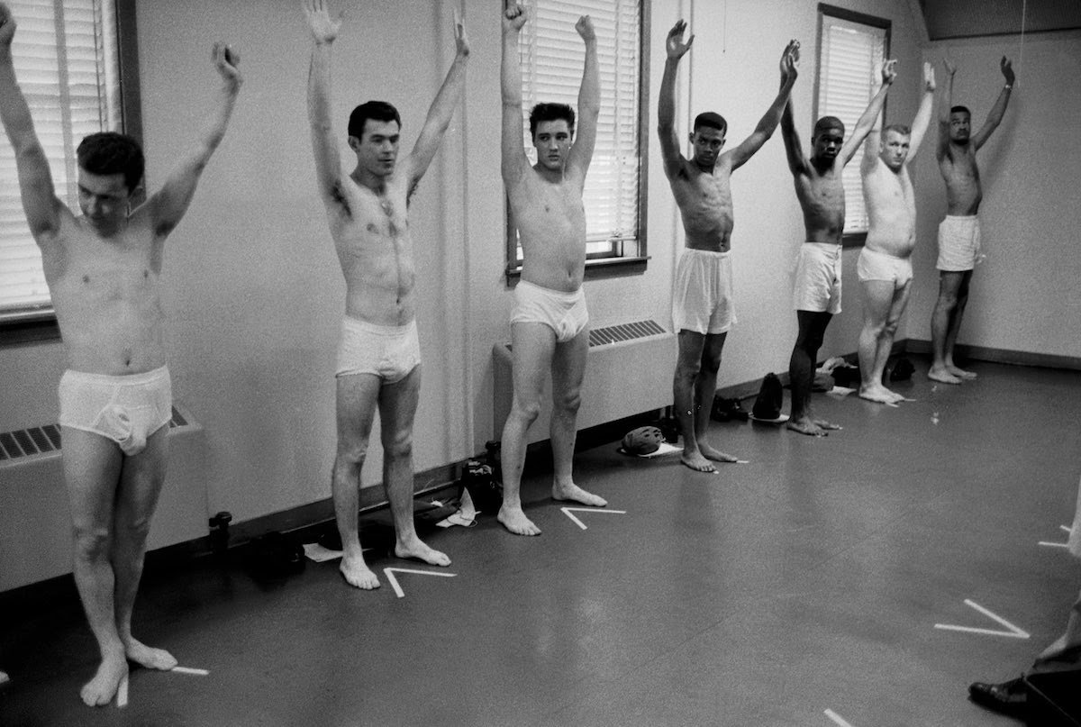 Confira uma seleção de fotos raras de quando Elvis Presley foi soldado