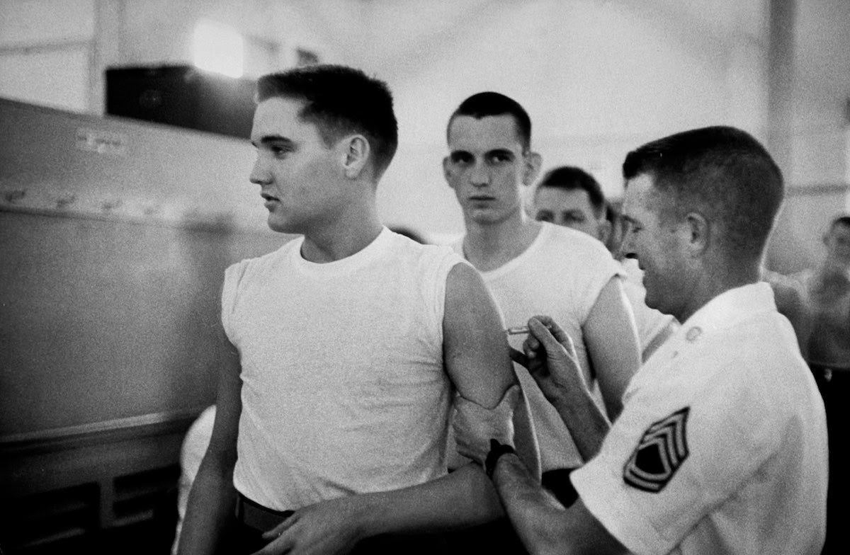 Confira uma seleção de fotos raras de quando Elvis Presley foi soldado