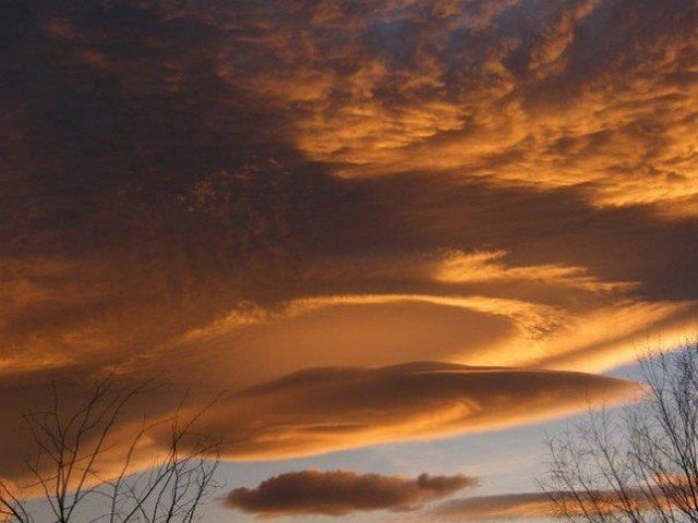 Nuvem lenticular durante o pôr do Sol em Nevada. Registro feito por Chris Walker em 2008.