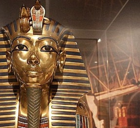Novas análises revelam que Tutancâmon era “popozudo” e manco