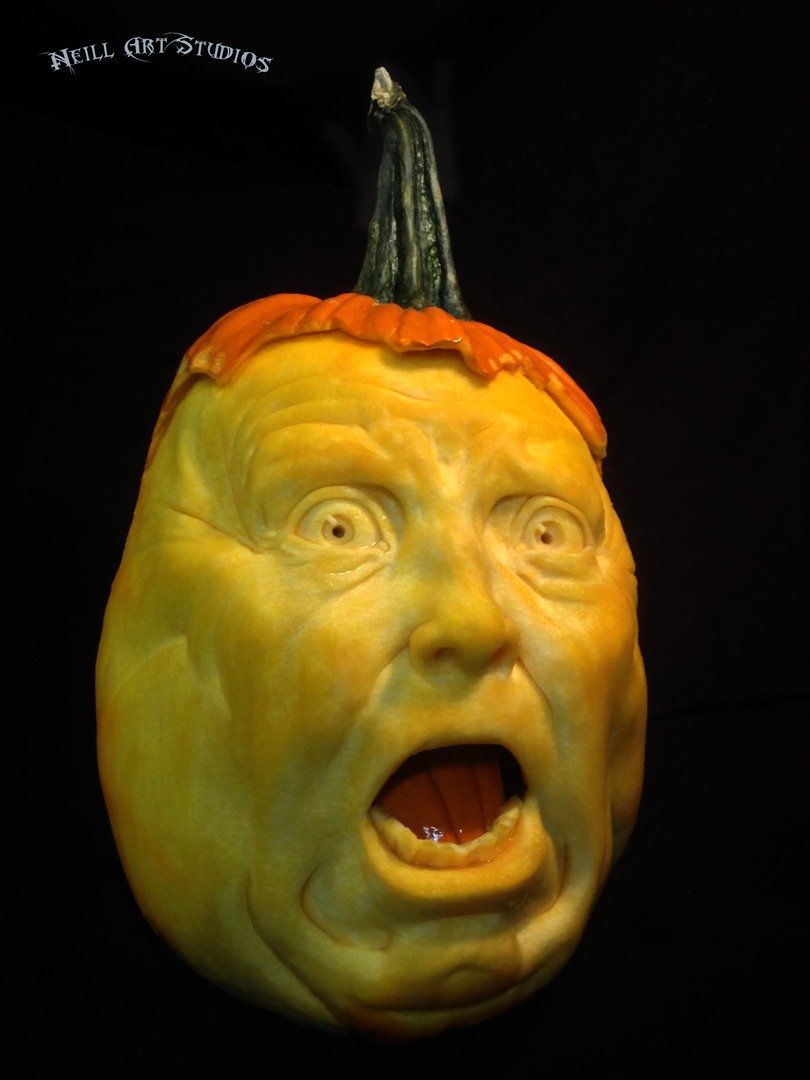Em clima de Halloween: artista faz esculturas assustadoras com abóboras