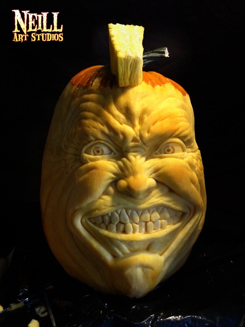 Em clima de Halloween: artista faz esculturas assustadoras com abóboras