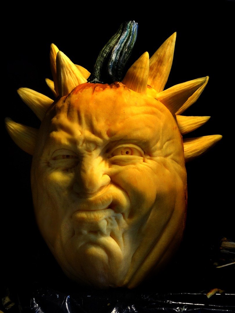 Em clima de Halloween: artista faz esculturas assustadoras com abóboras