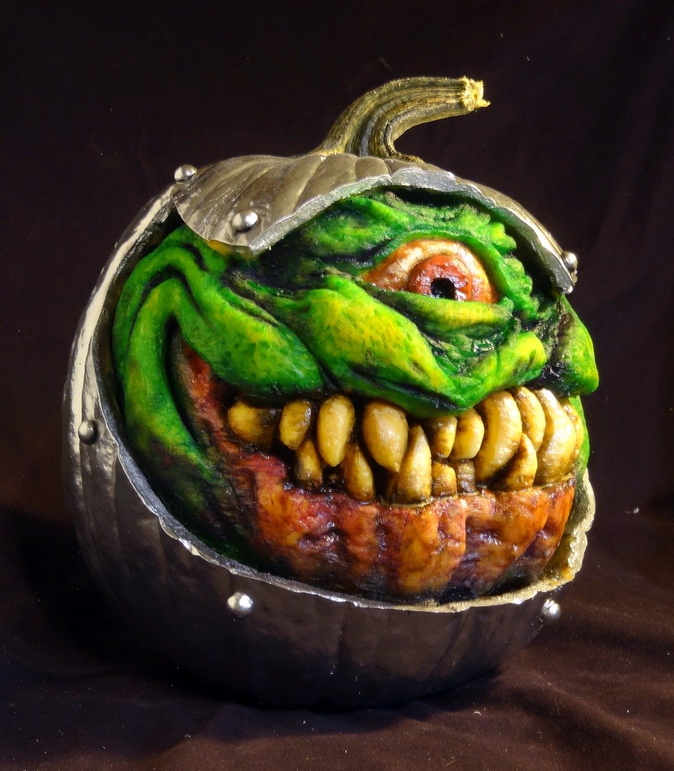 Em clima de Halloween: artista faz esculturas assustadoras com abóboras