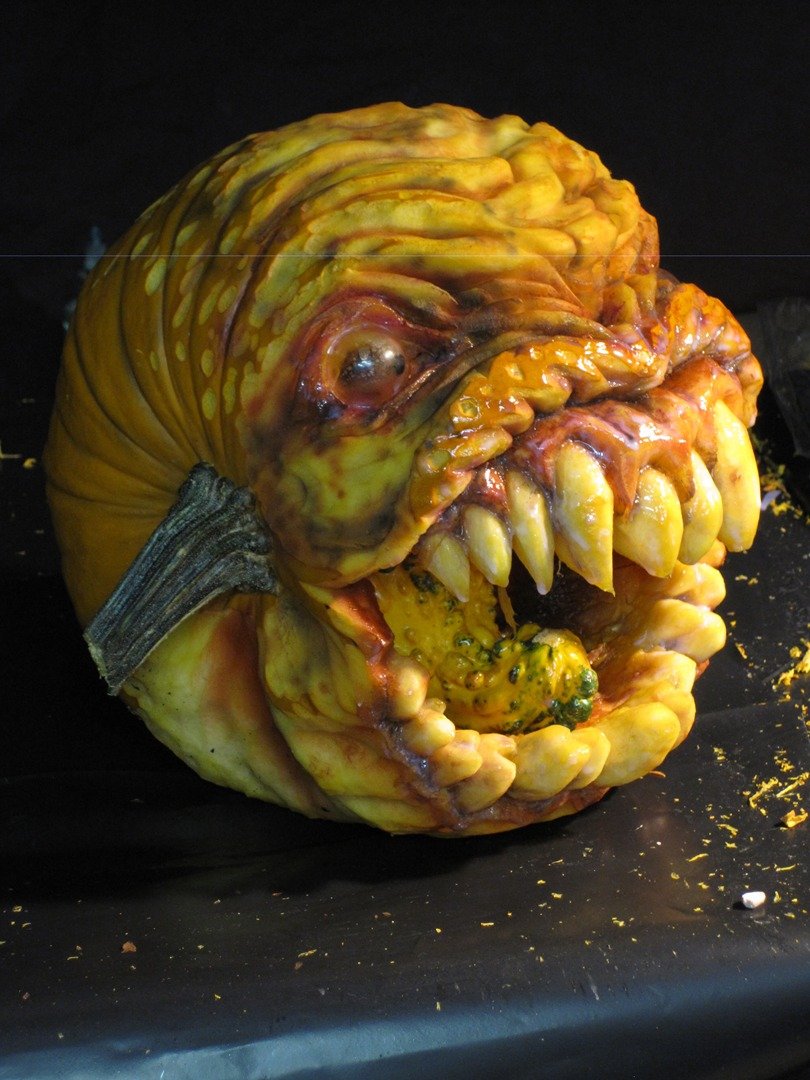 Em clima de Halloween: artista faz esculturas assustadoras com abóboras
