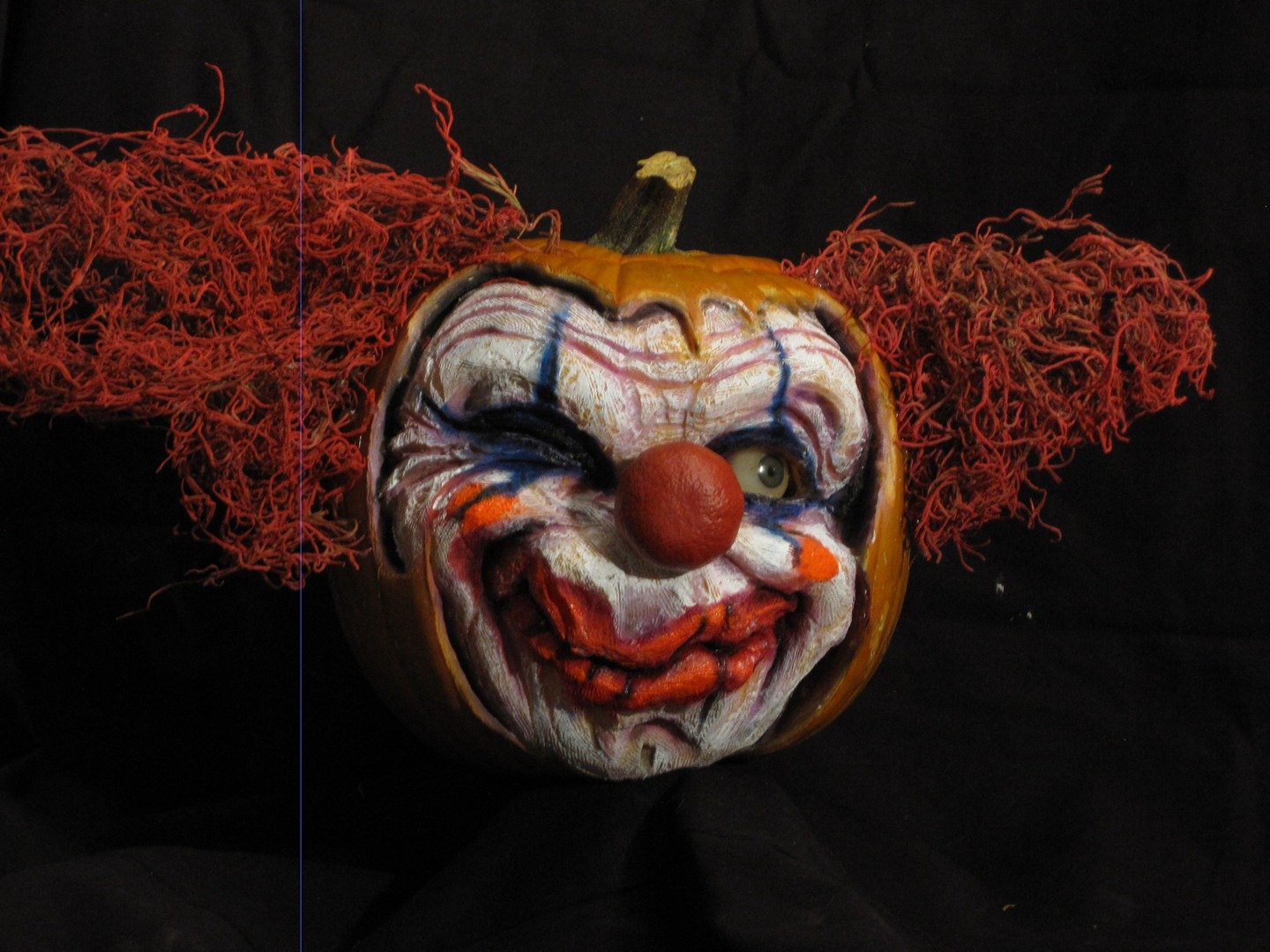 Em clima de Halloween: artista faz esculturas assustadoras com abóboras