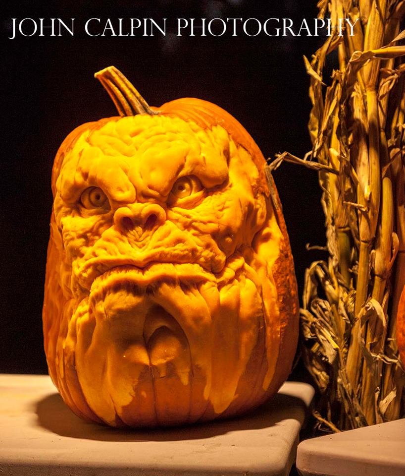 Em clima de Halloween: artista faz esculturas assustadoras com abóboras
