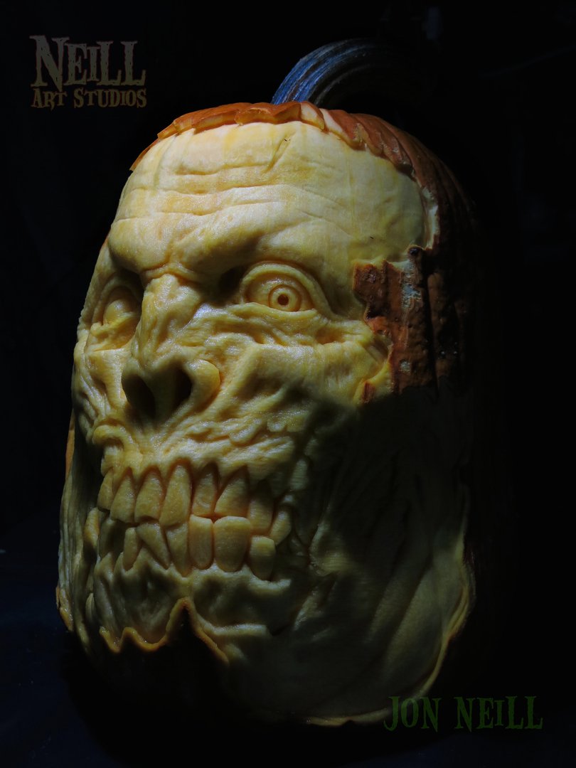 Em clima de Halloween: artista faz esculturas assustadoras com abóboras